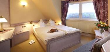 Komfortable Zimmer mit Blick auf Wälder und Täler bieten einen ruhigen Ort zum Entspannen.